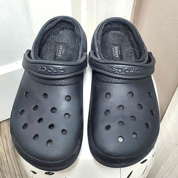 🌴CROCS Unisex FurLined Black Clogs Winter clogs.. Men's Size7 Women's Size9 - Picture 1 of 9